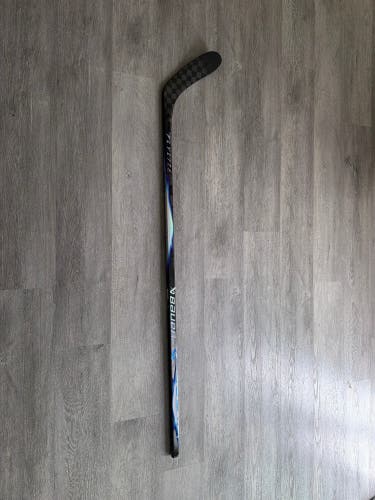 Junior Bauer Vapor Flylite Right Handed Hockey Stick P28 50 Flex (Used)