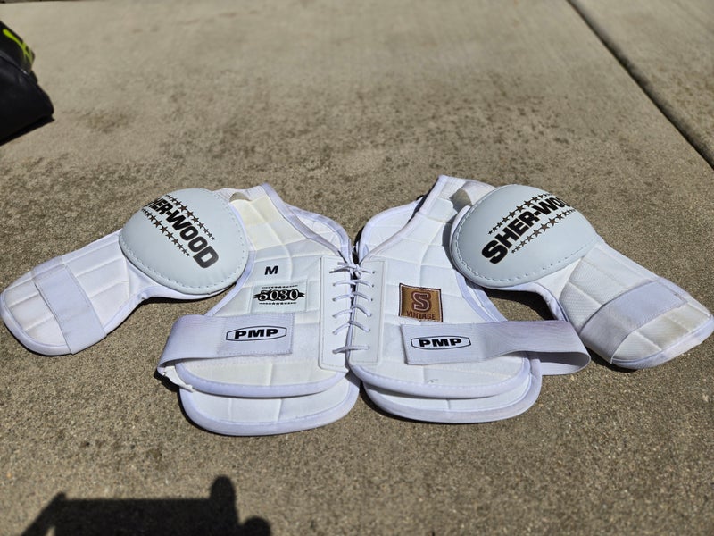 Men's Medium Senior Sher-Wood 5030 Shoulder Pads (Used)