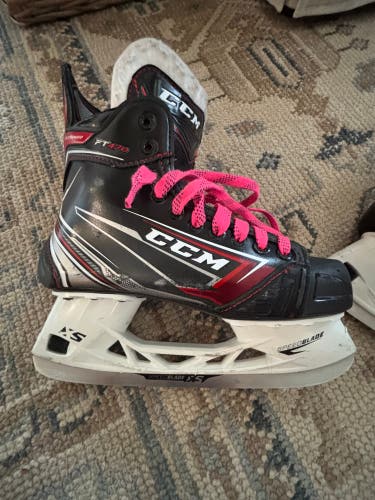 Black CCM Hockey Skates Size 6 (Used)