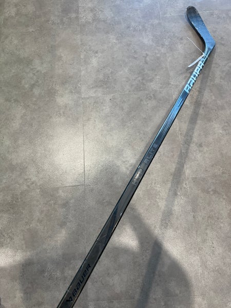 Senior Bauer Vapor Hyperlite 2 Hockey Stick Left Hand P28 65 Flex (Used)