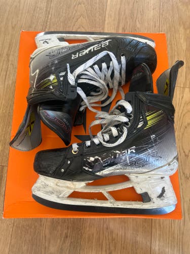 Black/White 2023 Bauer Vapor Hyperlite 2 Hockey Skates Regular Width 8.5 (Used)