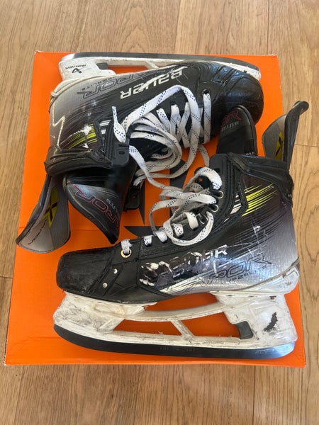 Black/White 2023 Bauer Vapor Hyperlite 2 Hockey Skates Regular Width 8.5 (Used)