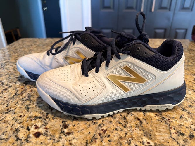 White Women's Size M 6.5 (W 7.5) New Balance Low Top Turf Cleats (Used)