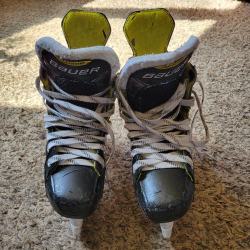 Bauer Supreme Hockey Skates Regular Width Size 2 (Used)