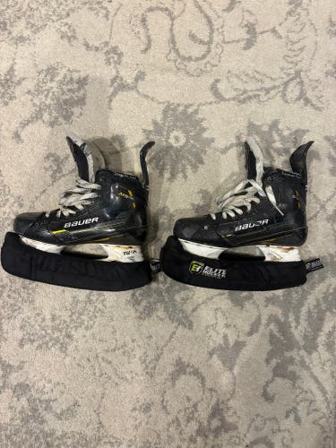 Black/Yellow 2022 Bauer Supreme M5 Pro Hockey Skates Regular Width 8.5 (Used)