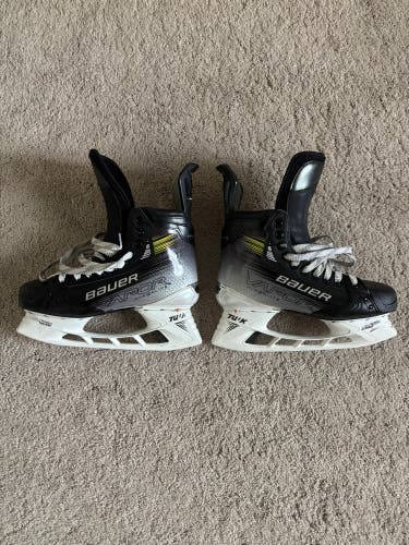 Bauer Vapor Hyperlite 2 Hockey Skates Extra Wide Width Pro Stock 6.5 (Used)