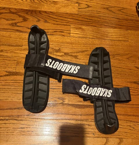 Medium Size Hockey Skaboot Skate Guards Very good condition (size 6.5 men’s skate and below)