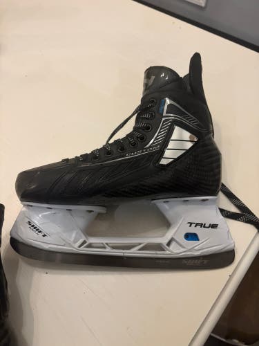 True Pro Custom Hockey Skates Wide Width 9.5 (Used)