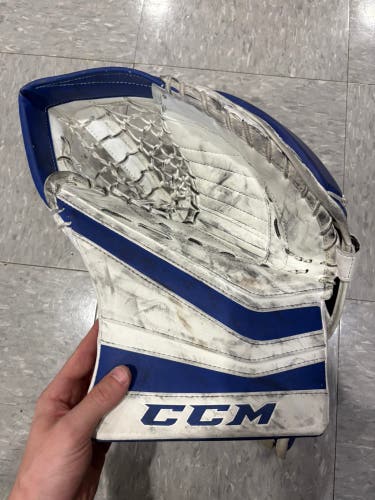Intermediate CCM Revolution 597 Goalie Glove Regular (Used)