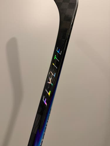 Bauer Vapor FlyLite Stick - Senior / Right / 65 Flex / P90TM