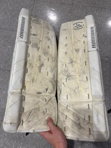 White 28+1" Junior Warrior Ritual G2 Goalie Leg Pads (Used)