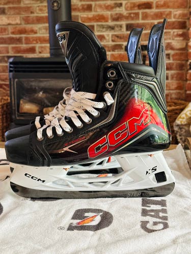 Black 2025 CCM JetSpeed FT8 Pro Hockey Skates Regular Width Pro Stock 9.5 (New)