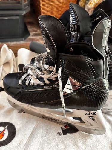 Black 2022 True Pro Custom Hockey Skates Regular Width 9 (Used)