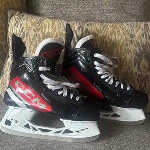 2023 CCM JetSpeed FT670 Hockey Skates Regular Width 8.5 (Used)