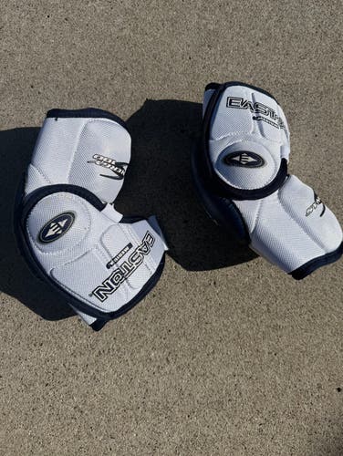 Senior Medium Easton Synergy 100 Elbow Pads (Used)