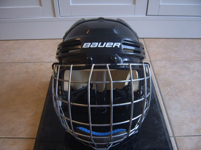 Excellent Condition Bauer BHH4500 Hockey Helmet sz Medium w/Bauer 4500 Cage Black
