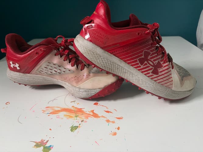 Red Kid's Size M 5.0 (W 6.0) Youth Under Armour Charged Low Top Turf Cleats (Used)