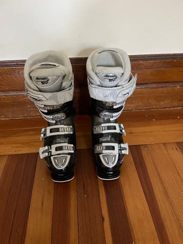 Mondo 23 & 23.5 Women's Atomic All Mountain Hawx 80 Ski Boots Soft Flex (Used)