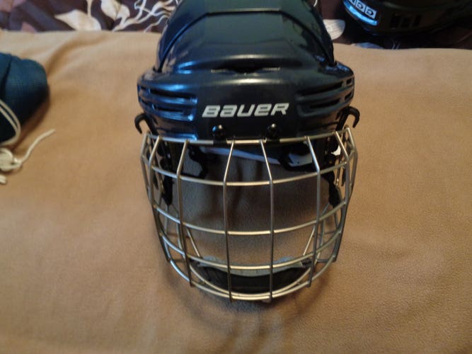 Medium Bauer 7500 Helmet (Used)