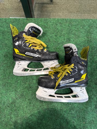 Junior Bauer Supreme M4 Hockey Skates (Regular) Size 3.5 (Used)