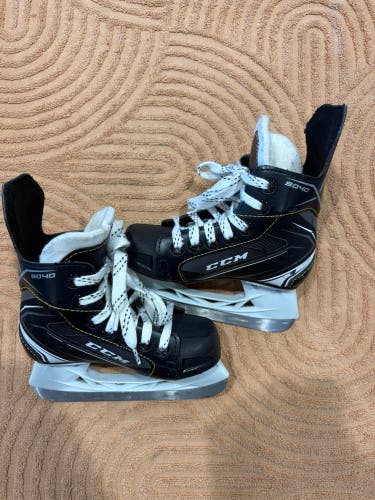 Youth CCM 9040 Hockey Skates Regular Width 10 (Used)