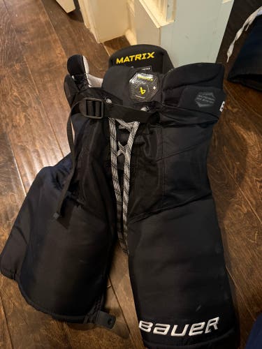 Intermediate Medium Bauer Supreme Matrix Hockey Pants (Used)