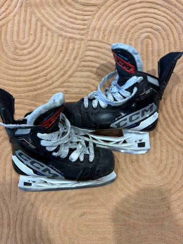 Junior CCM JetSpeed FT680 Hockey Skates Regular Width Size 2.5 (Used)