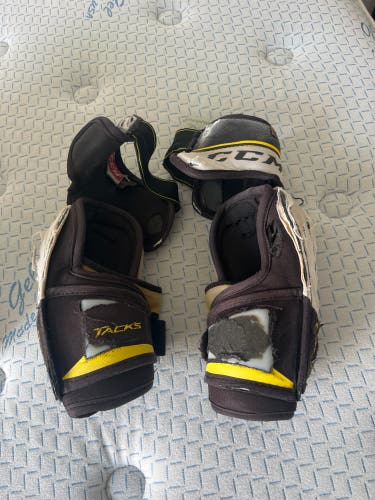 Senior Large CCM Tacks 9060 Elbow Pads (Used)