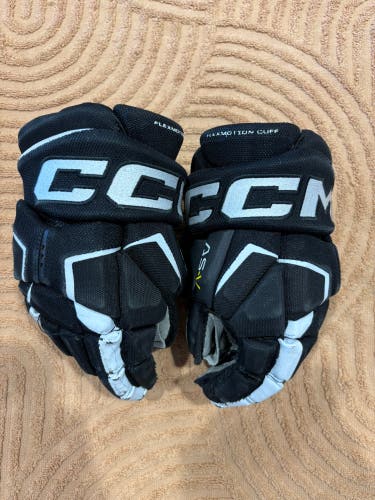 Black Junior CCM Tacks AS-V Gloves 10" (Used)