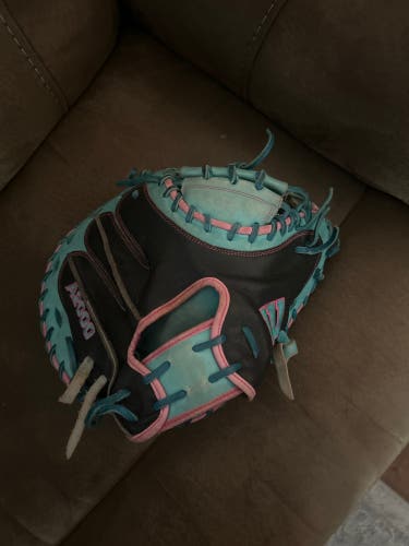 2024 Wilson A2000 RH Catcher's Baseball Glove 33" (Used)