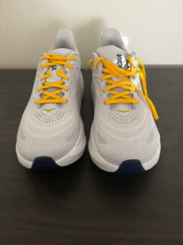 White Unisex Size M 11.0 (W 12.0) Adult Hoka Arahi 6 Shoes (New)