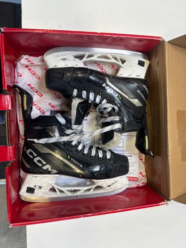 Black CCM AS-580 Hockey Skates Regular Width Size 5.5 (Used)