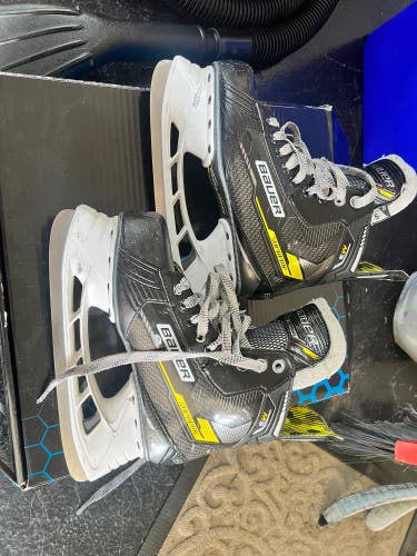 Black/Yellow 2022 Bauer Supreme M3 Hockey Skates Regular Width Size 5 (Used)