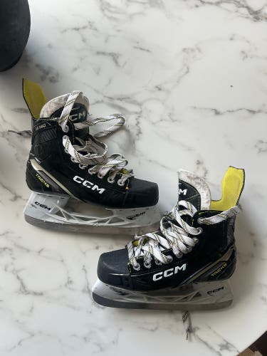 2022 CCM AS-560 Hockey Skates Regular Width Size 5 (Used)