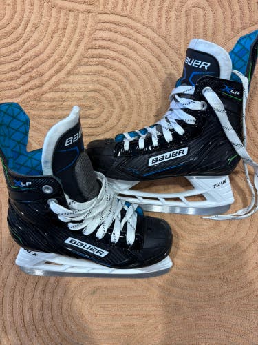 Junior Bauer XLP Hockey Skates Regular Width Size 2 (Used)
