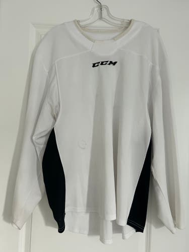 White Medium CCM 5000 Practice hockey Jersey