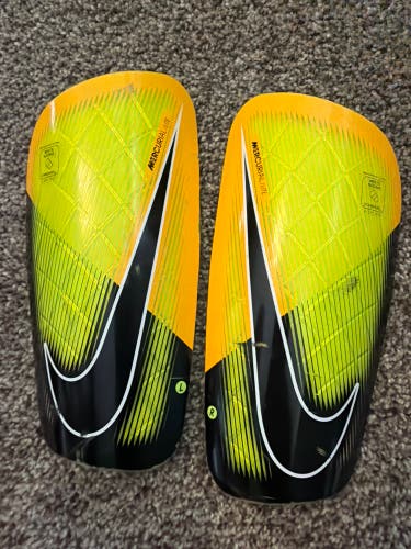 Unisex Large Nike Mercurial lite Shin Guards (Used)