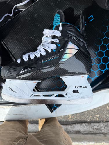 Black/Navy 2024 True Hockey Skates Regular Width 8.5