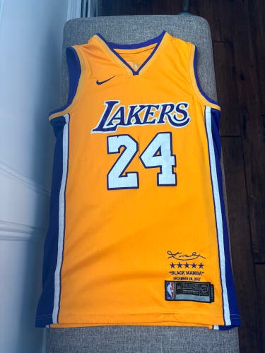 Yellow Small Men's Nike Jersey (Used)
