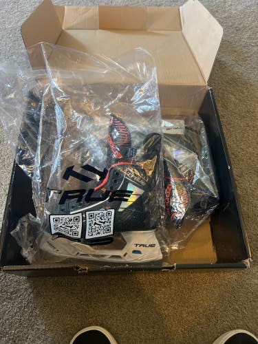 2023 True HZRDUS 9x Hockey Skates Regular Width Size 2 (New)