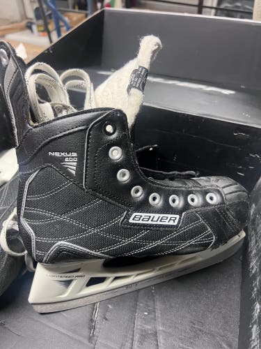 Black 2014 Bauer Nexus 200 Hockey Skates Regular Width Size 5 (Used)