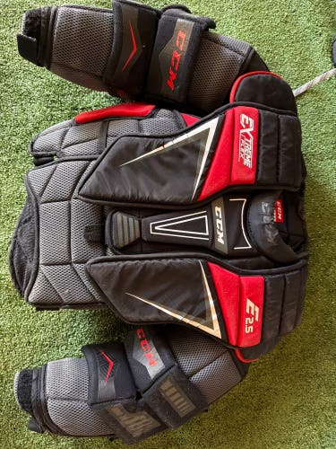 Large/Extra Large CCM Extreme Flex E2.5 Goalie Chest Protector (Used)