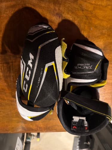 Senior Small CCM Tacks 5092 Elbow Pads (Used)