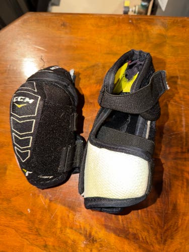 Junior Medium CCM Tacks 2052 Elbow Pads (Used)