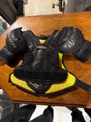 Large Junior Bauer Shoulder Pads (Used)
