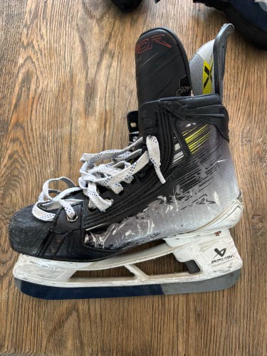 2023 Bauer Vapor Hyperlite 2 Hockey Skates Regular Width 6.5 (Used)