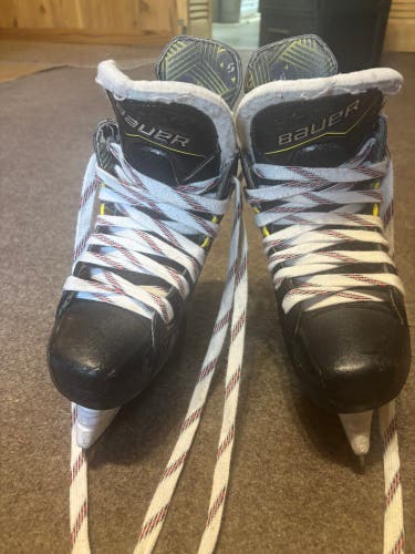 Black 2024 Bauer Supreme M40 Hockey Skates Regular Width Size 1.5 (Used)