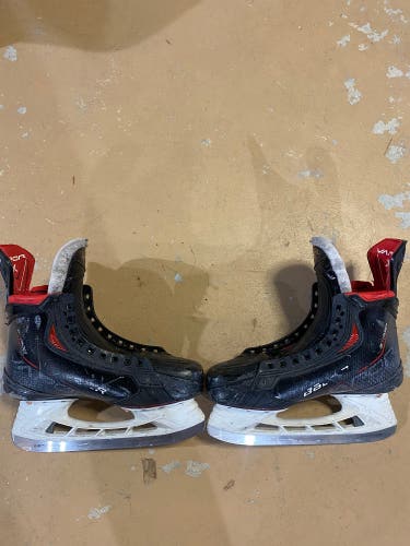 2021 Bauer Vapor 3X Pro Hockey Skates Regular Width 5.5 (Used)