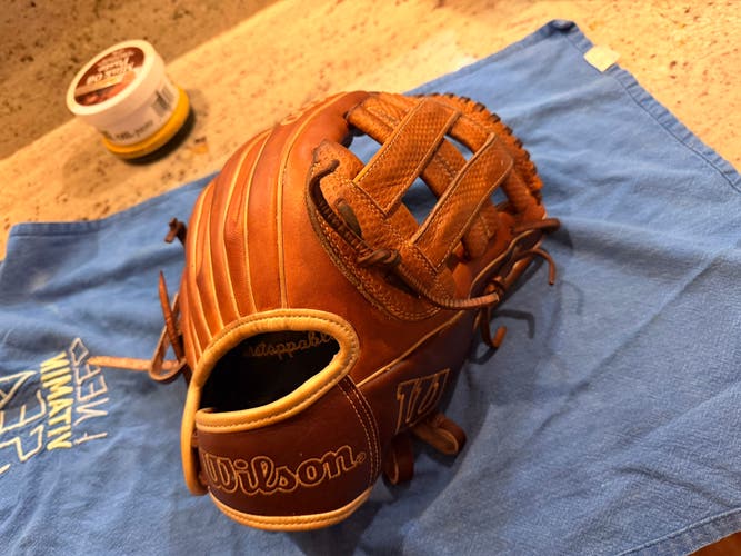 2025 Wilson A2000 RH Infield Softball Glove 12" (Used)