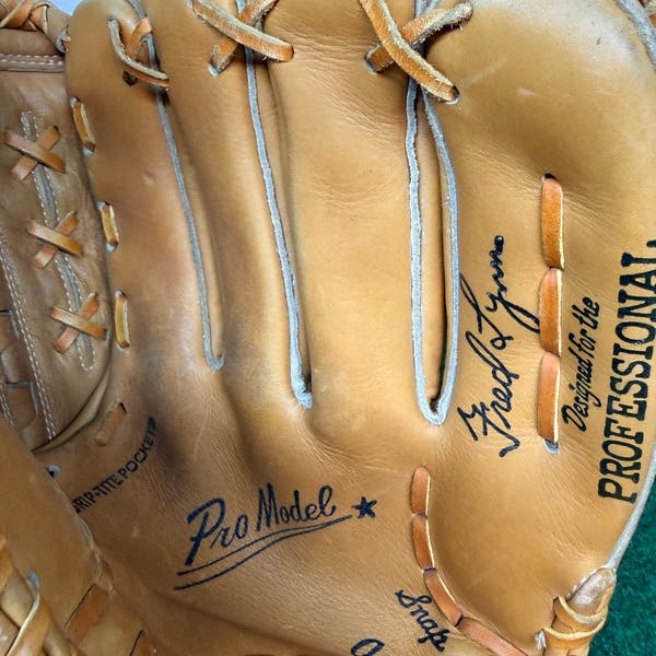 Wilson A2124 RH Infield Baseball Glove 11.5